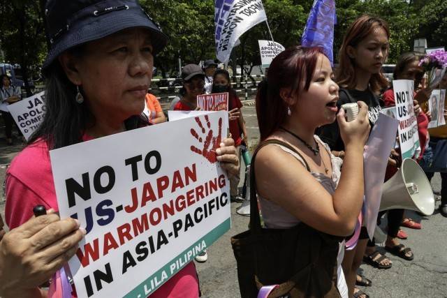 菲总统马科斯访日，菲律宾民众在日本使馆外抗议-华闻时空