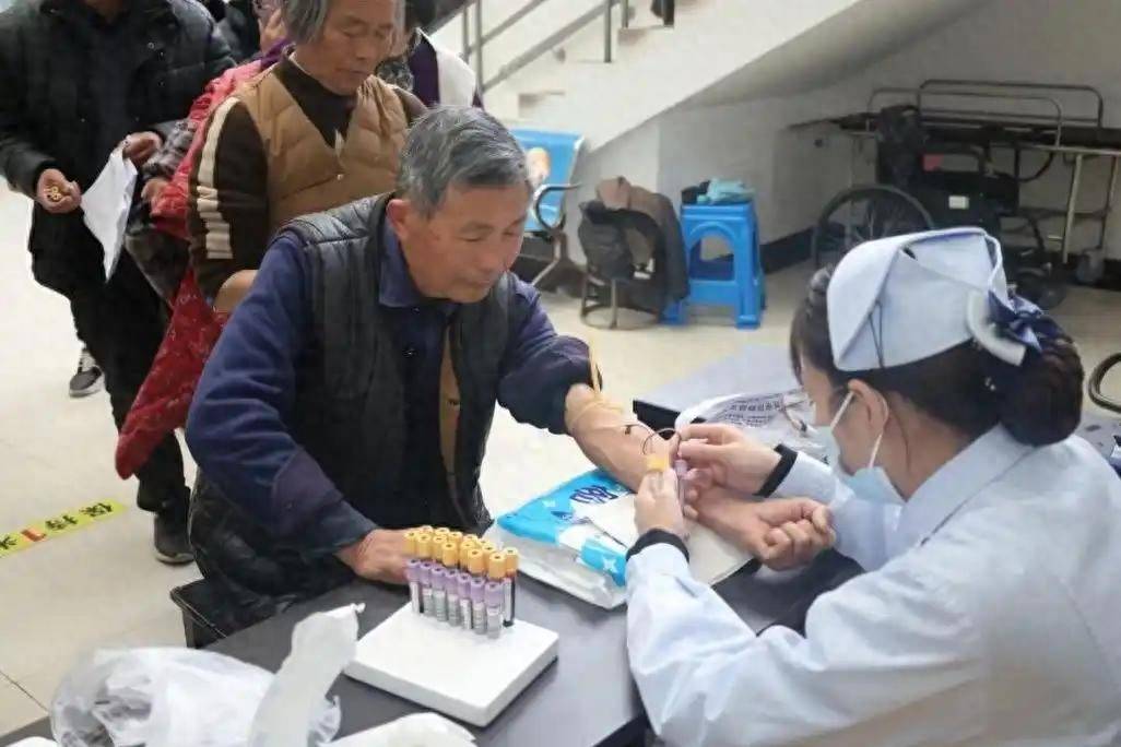 原创            血脂高不高，看脚就知道？医生：脚部出现这3个症状，尽早去检查