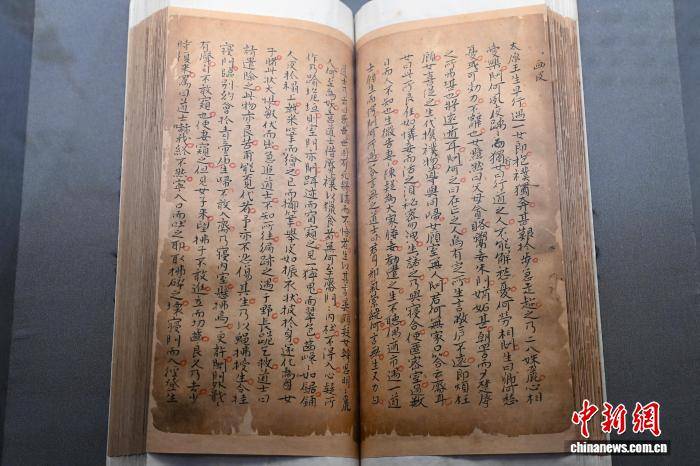 中国国家博物馆里“说聊斋” 蒲松龄手稿真迹展出