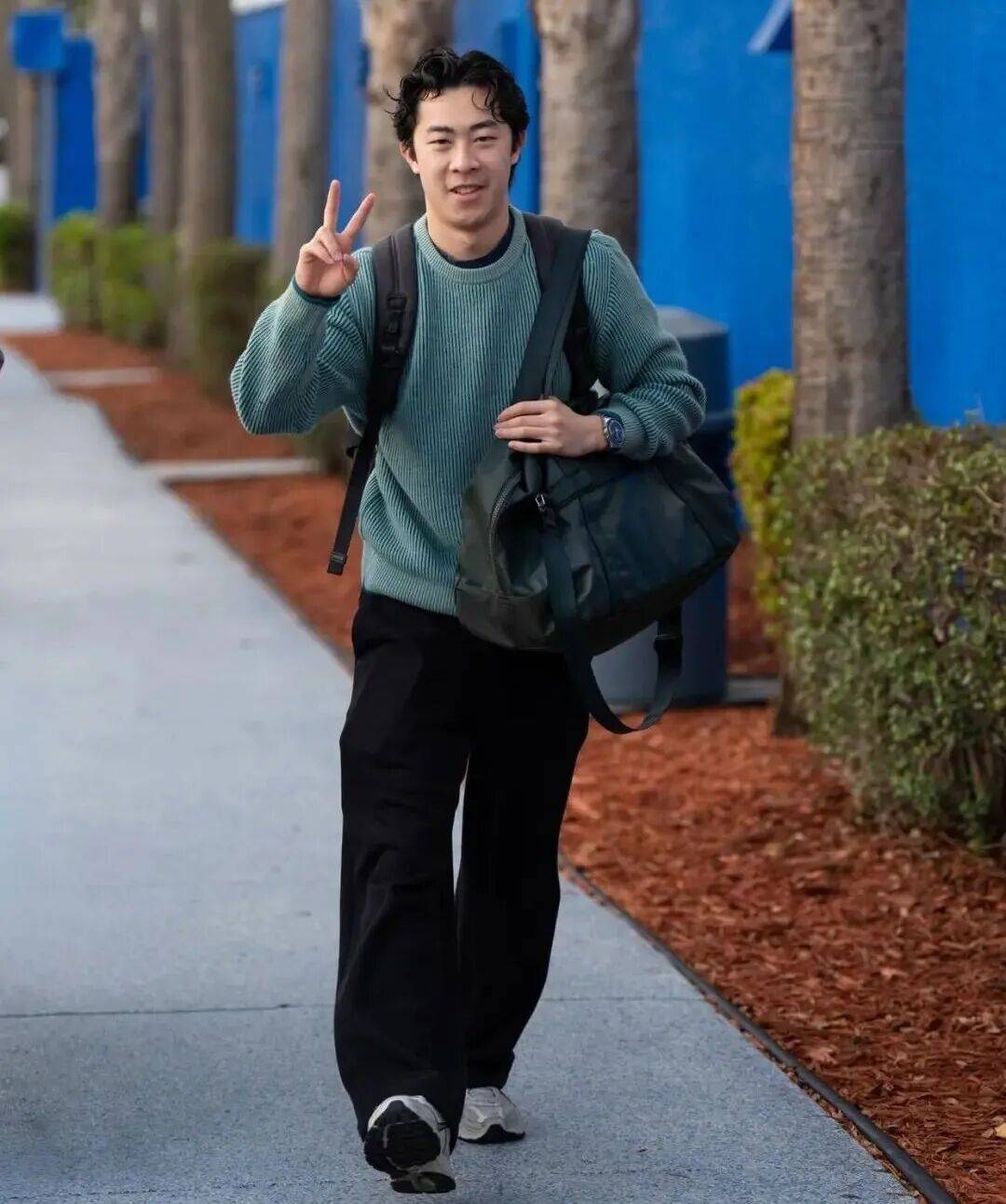 冬奥冠军陈巍刚被哈佛医学院双博士录取他那满手老茧的母亲亲手凿开