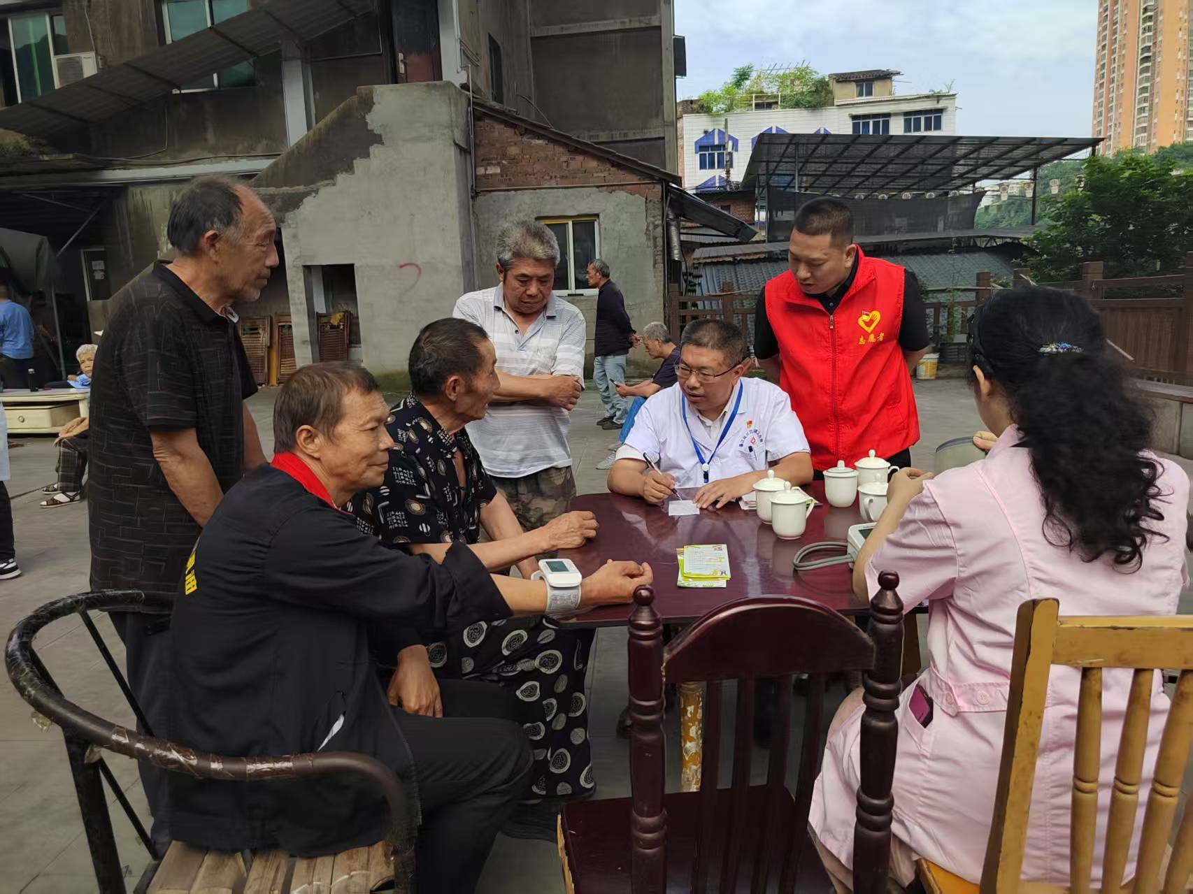 党员医护进茶馆送健康