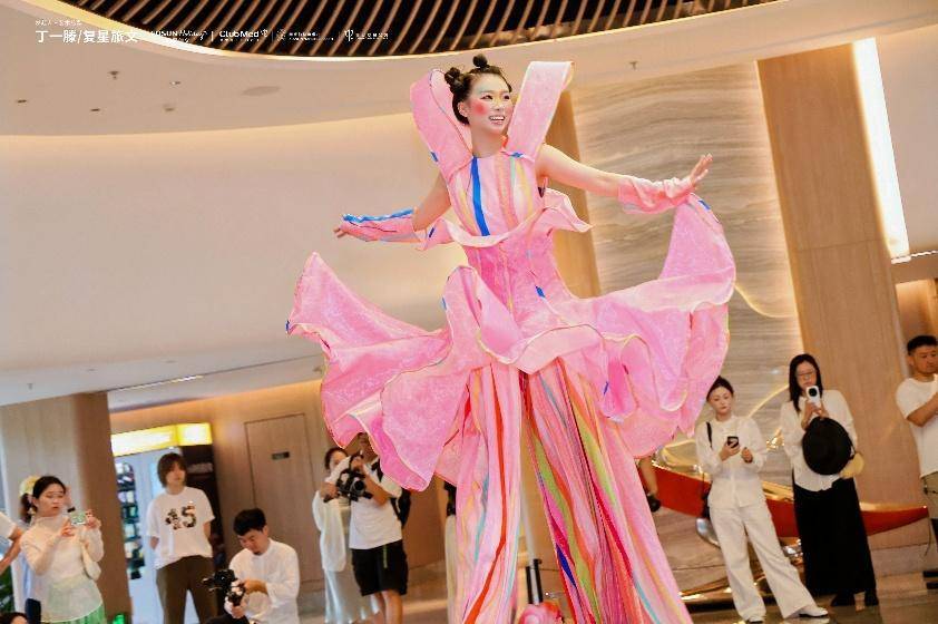 让观众“住在戏剧里”，度假生活与艺术体验会产生什么化学反应