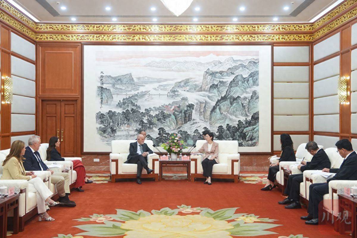四川省省长施小琳会见西甲联盟主席：促进俱乐部深度合作