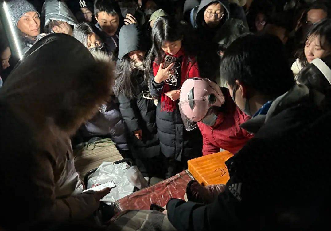 争议不断清北学子追捧的网红摊主造假后卖惨博同情