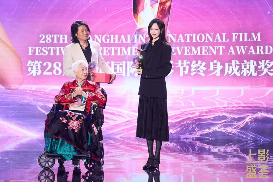 卢燕将上海国际电影节“终身成就奖”奖杯，赠予上海电影博物馆