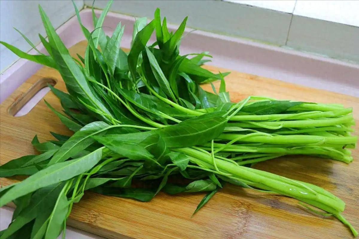原创            空心菜被点名！医生：高血压患者常吃空心菜，很快或迎来这5好处