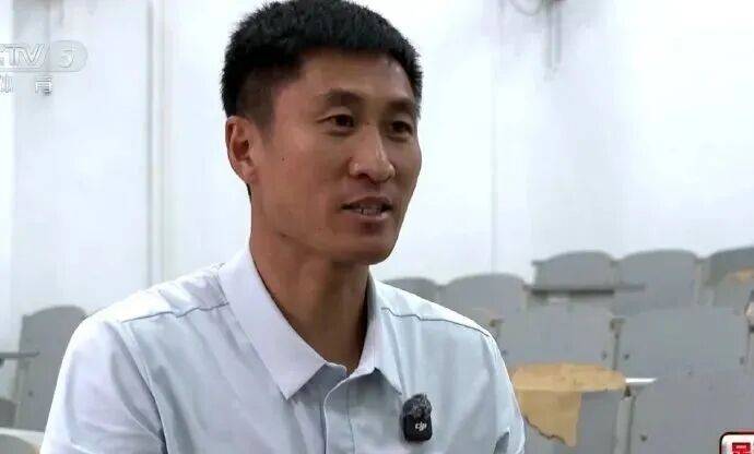 中国主裁时隔24年再登世界杯！“卡牌大师”马宁超强自律，40岁后红肉一口不碰