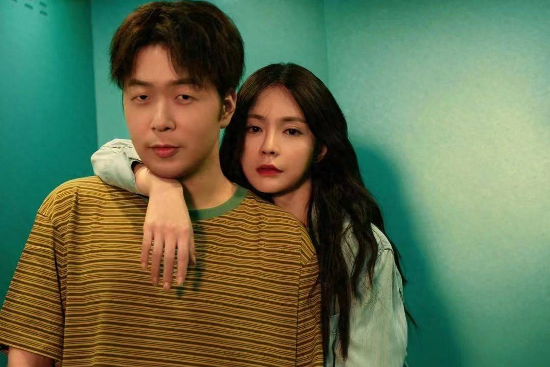 原创            住2亿别墅、请4个保姆，三次表白女神被拒，另娶她人至今没生子