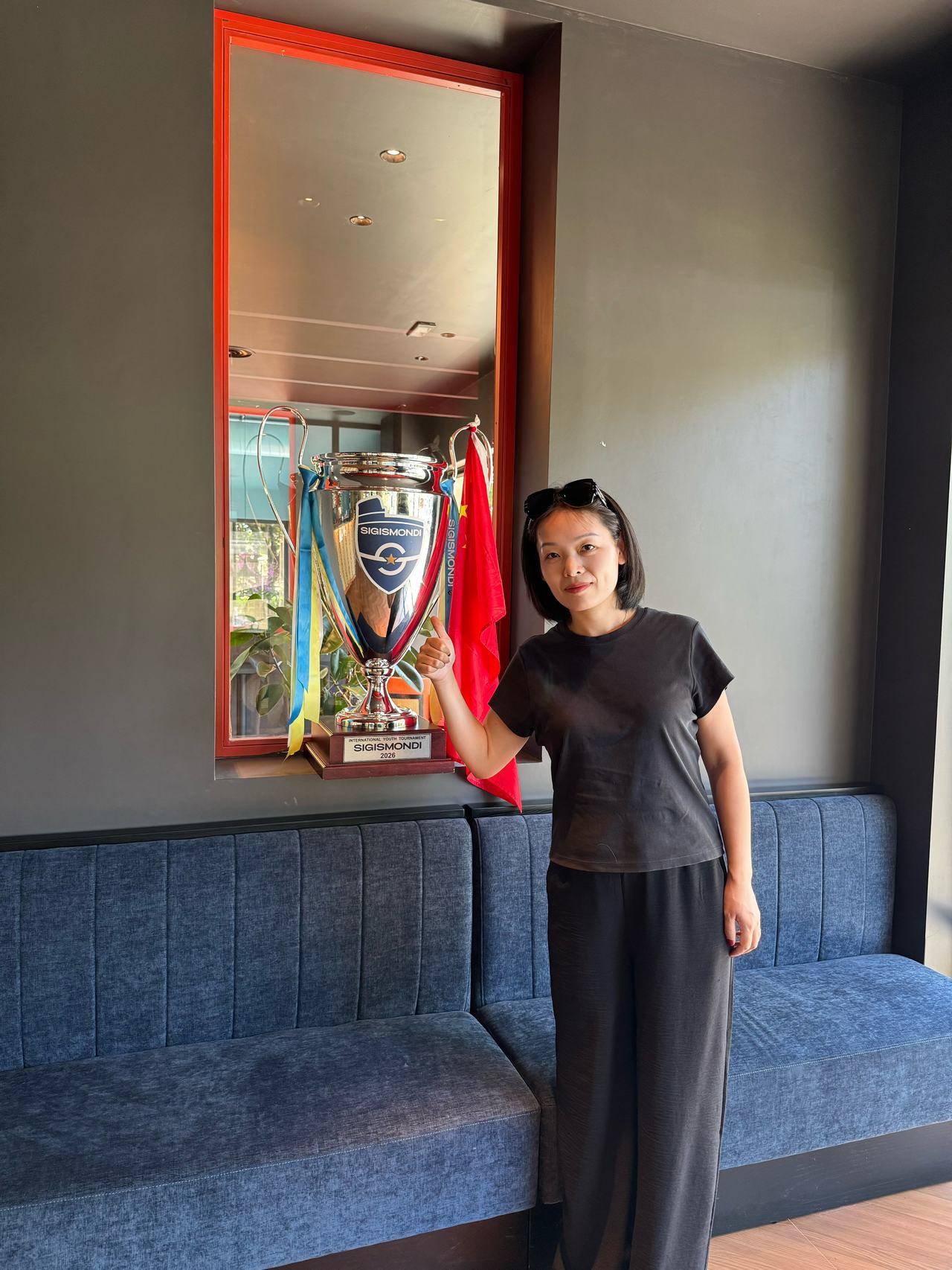寄存在罗马温州餐厅的中国足球小将冠军奖杯，即将踏上回国旅程