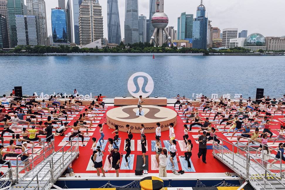 潮讯 | lululemon举办外滩瑜伽嘉年华，东方表行“荏苒周末”展览启幕，周生生演绎黄金珠宝价值新表达，江南布衣首秀上海碳博会