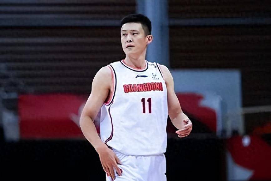 他是中国男篮前队长，身家过亿定居广州，娶1.88米美女，儿女双全