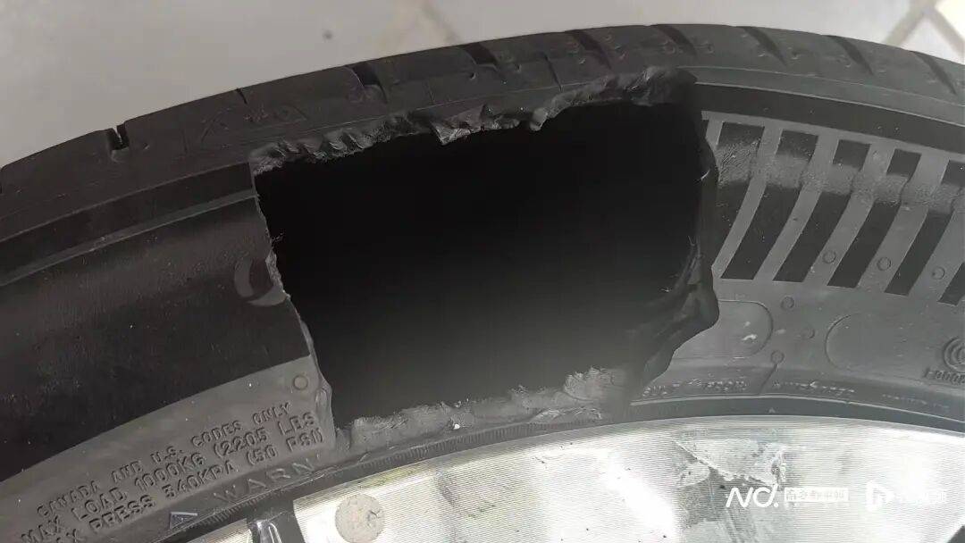 广东车主投诉：三十多万元的车，才10天轮胎就爆了……知名电车品牌4S店说法反复，遭质疑