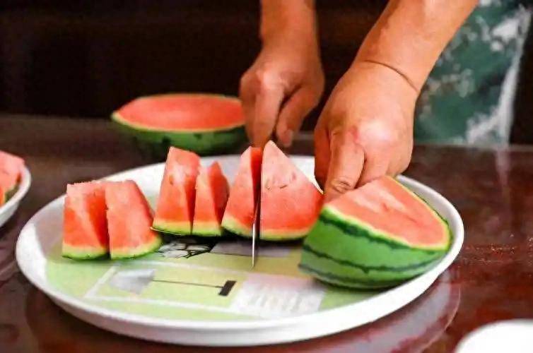 原创            西瓜重大发现！医生提醒：高血压患者吃西瓜时，要多注意这5点！