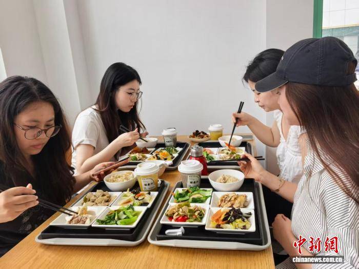 社区食堂掀起“控糖热” 中式减脂餐引年轻人打卡
