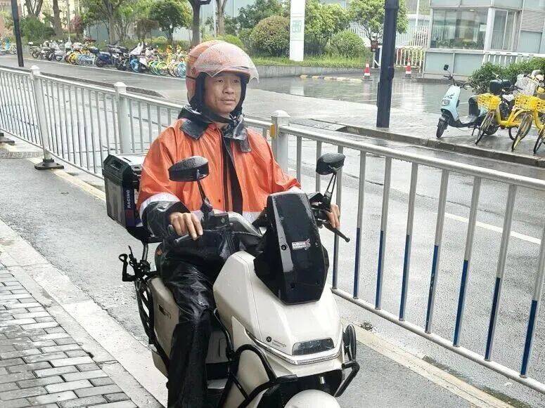 上海外卖员潘兆斌，男，42岁，被中央政法委点名表扬！