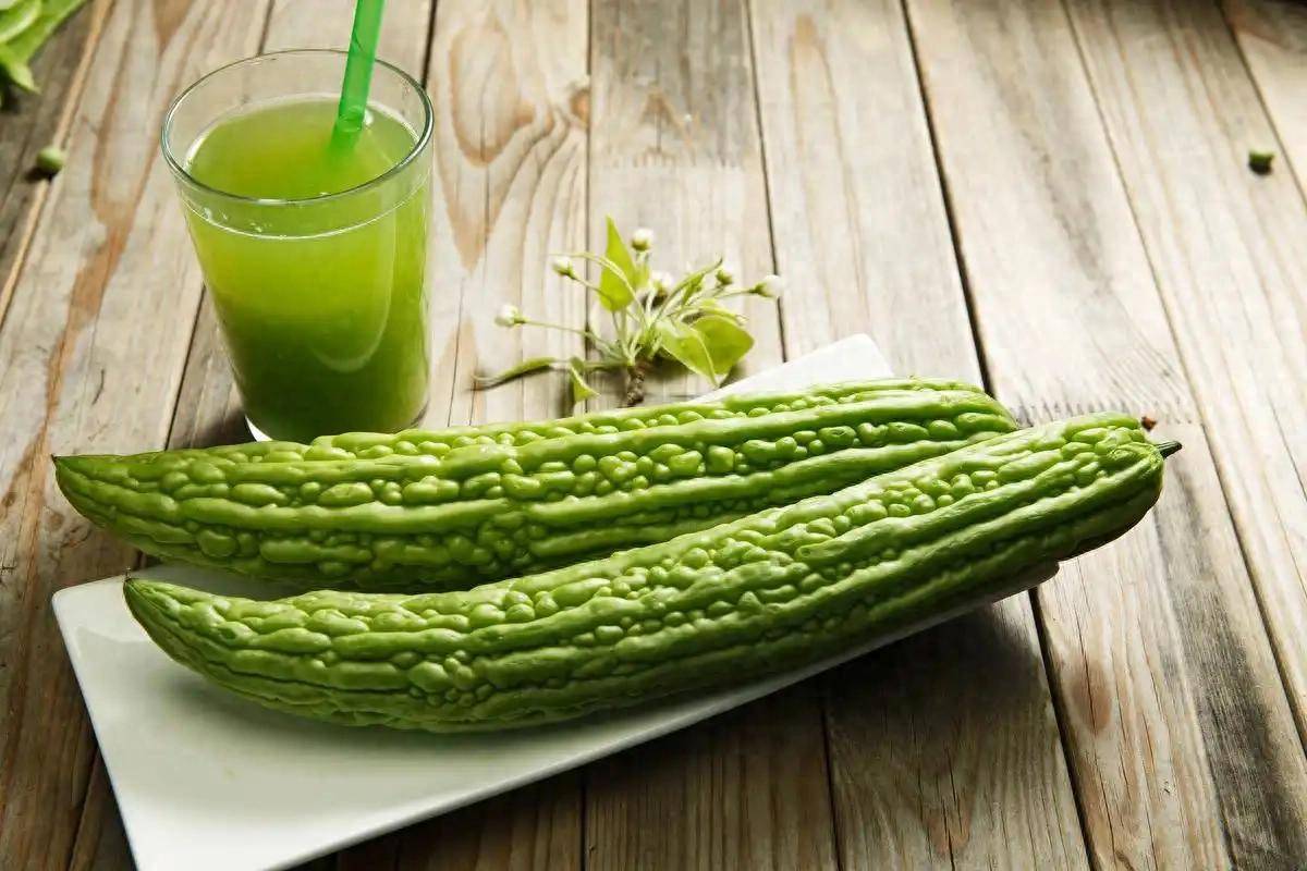 原创            医生提醒：夏季经常吃苦瓜的人，过不了多久，或出现这5个变化