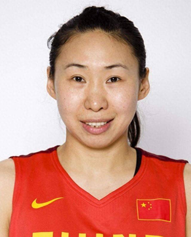 前女篮队长苗立杰：33岁退役嫁给1米78军官，36岁生女儿后又复出