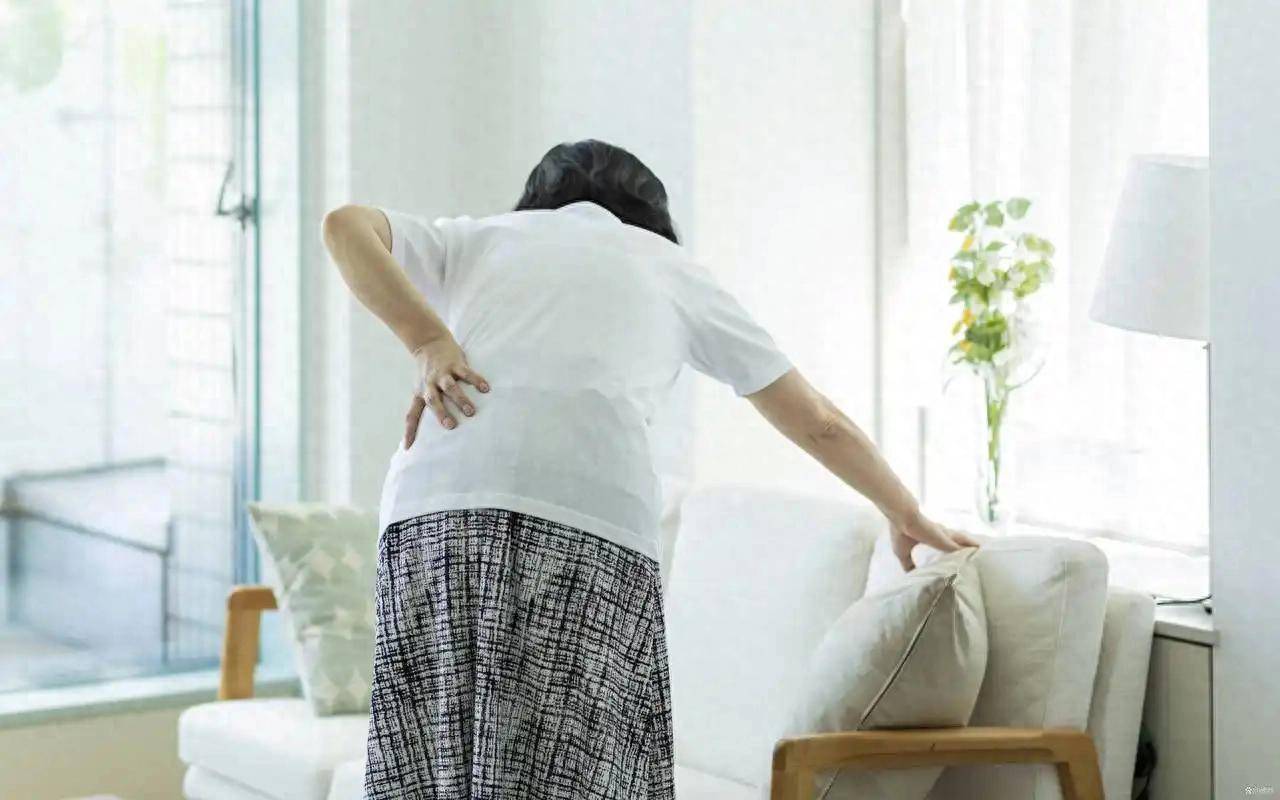 原创            医生：再严重的骨质疏松，没有4个症状，不必焦虑，照常散步