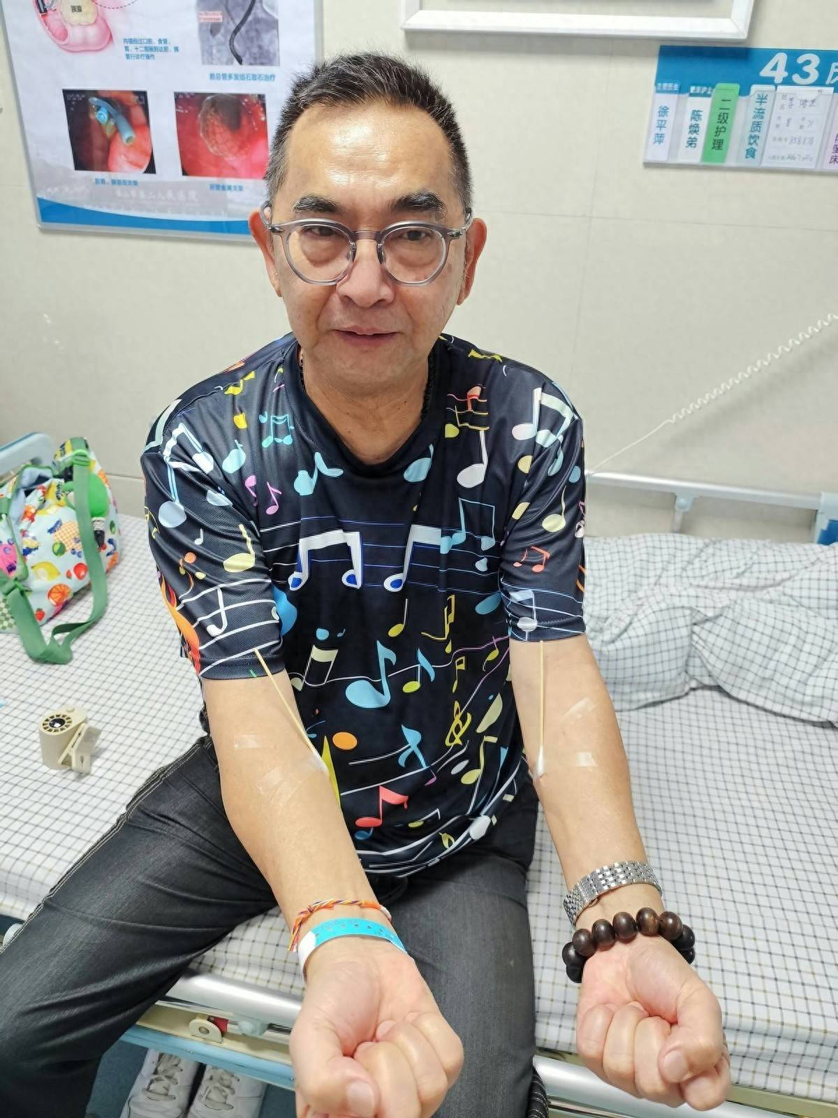 突发！TVB金牌绿叶突入院，双臂抽血做手术，亲揭肠内长大粒息肉