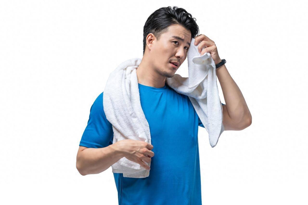 男人后脑勺总出汗？别当成怕热！其实是身体在悄悄预警