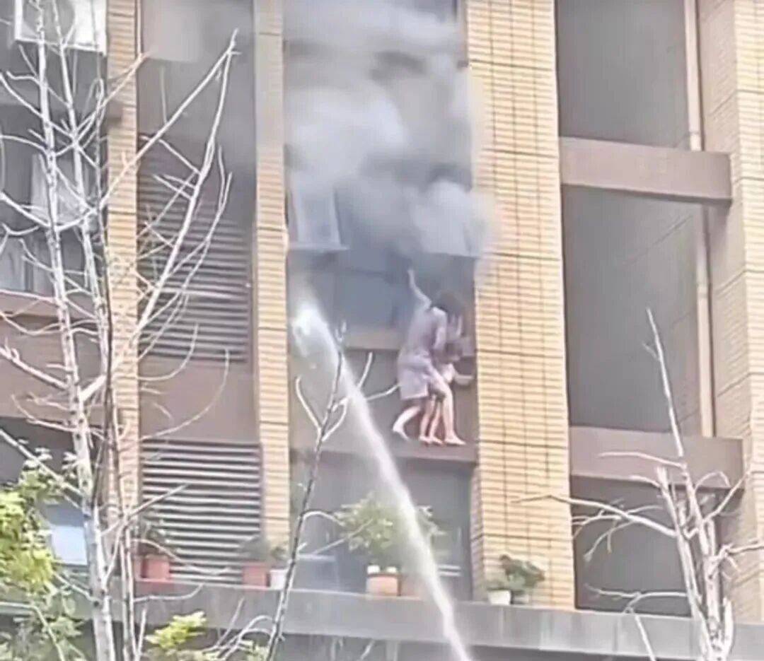 江苏连云港火灾母女坠楼，3岁女童身亡，母亲仍在重症监护室未脱离危险，家属：孩子父亲成功逃生后，曾大喊不要喷水救人