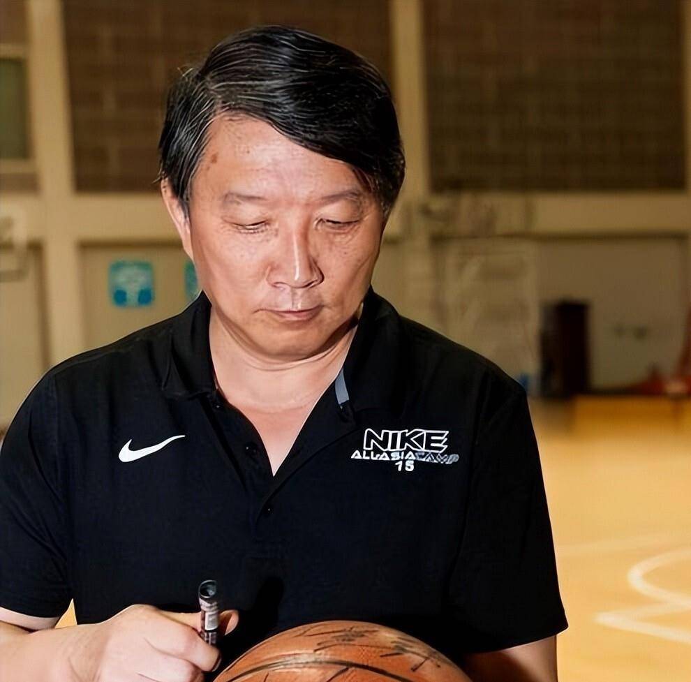 央媒专访宫鲁鸣谈女篮，全文只字未提李梦，每一段话都在给她敲响警钟
