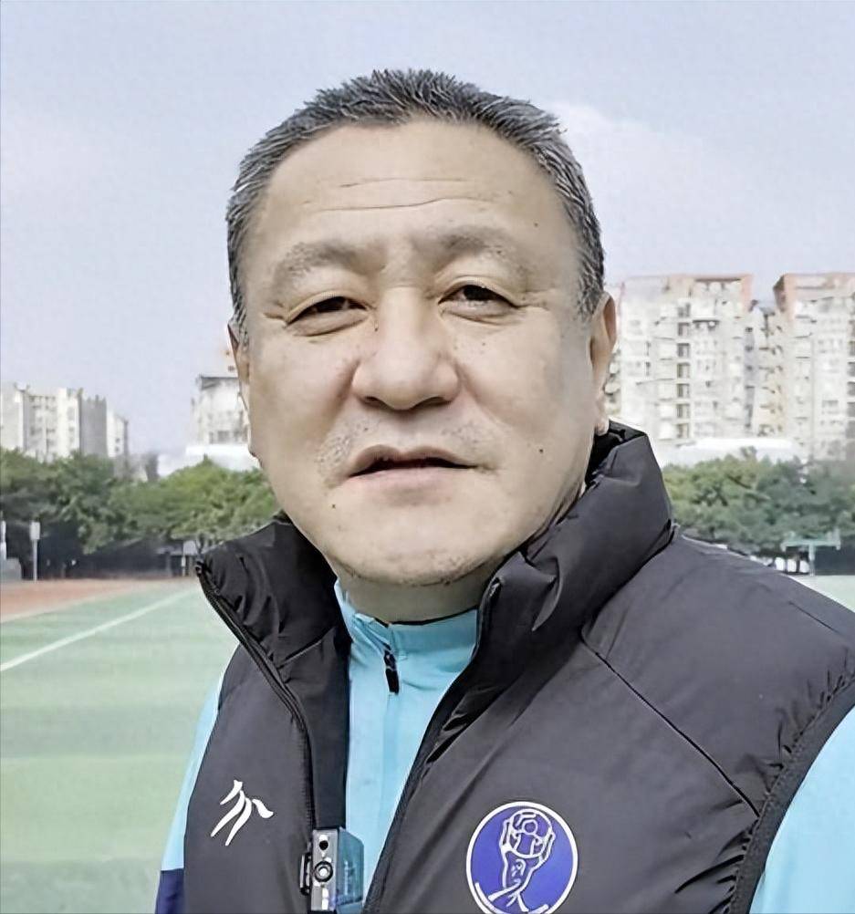 曾是国足队长，如今创业成功当老板，满头白发已是四川足协副主席