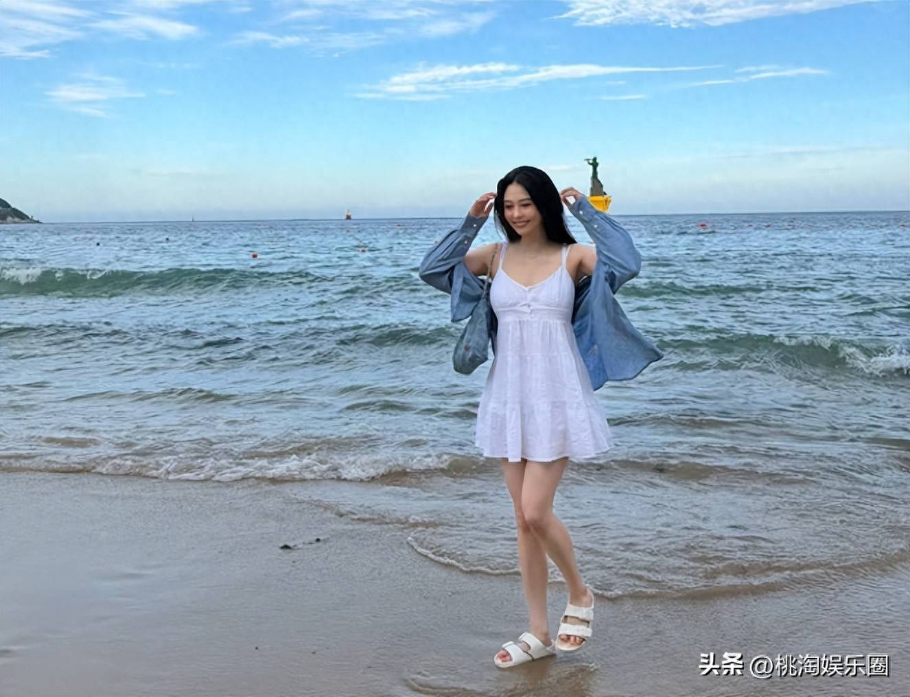 邱淑贞大女儿沈月25岁晒海边美照 “超美星二代”被赞似足妈妈