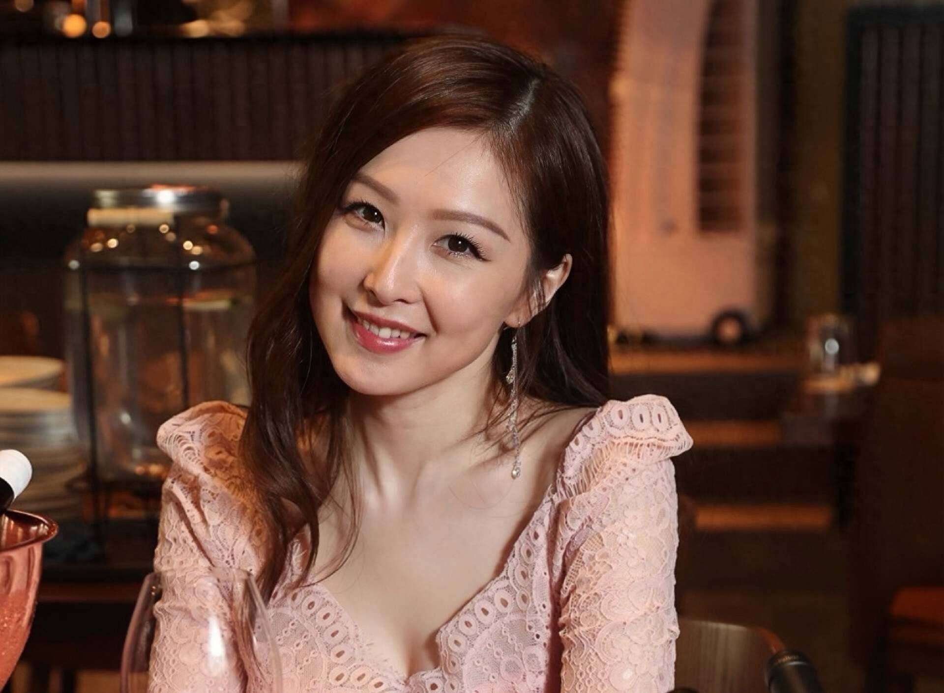 香港知名演员变性感贵妇，穿漂亮礼服险些走光，转行做洋酒生意