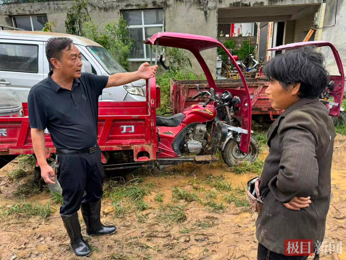 痛风发作蹚水敲门，50名涉险群众零伤亡，保康“铁汉支书”又站上了重建第一线