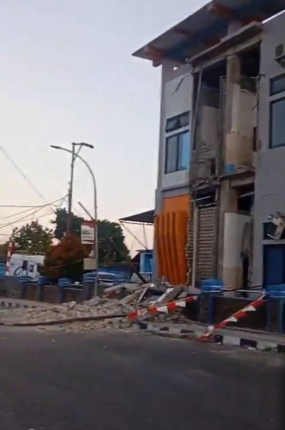 印尼7.7级地震现场：建筑物损毁坍塌，暂无人员伤亡报告，观测到海啸，又发生多次地震