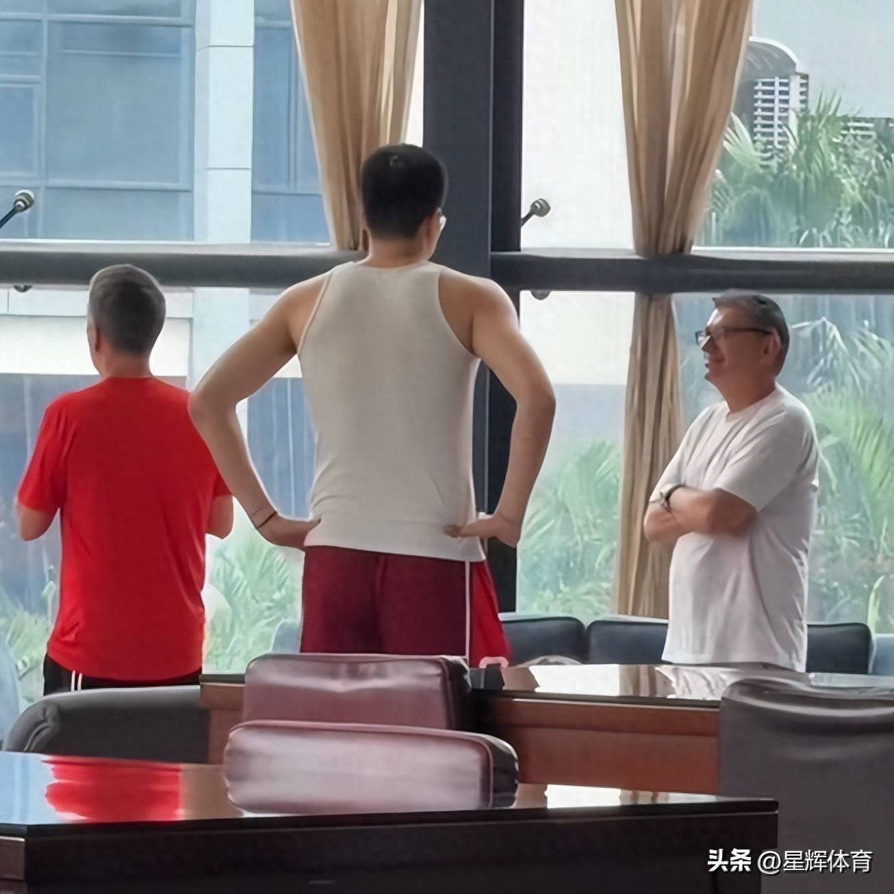 尴尬！徐杰躺在被窝玩手机 惨遭女友直播曝光 广东新帅表示很惊讶