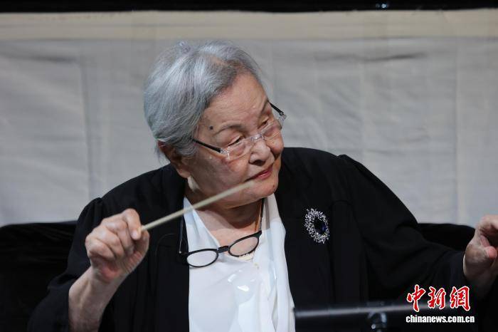 歌剧《卡门》中文版厦门上演 97岁指挥家郑小瑛执棒_搜狐网