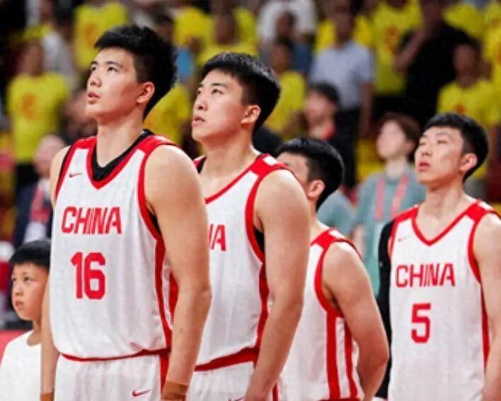 凌晨0点，中国男篮客战卡塔尔！4大利好+1个隐患，杨瀚森胡金秋双塔出击