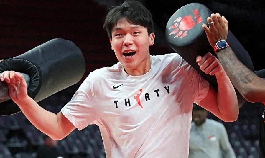 最后4秒！中国男篮89：87绝杀黎巴嫩，19岁小将杨瀚森一锤定音