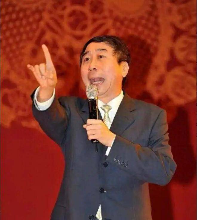 冯巩老旧小区生活照曝光！沙发破皮茶杯掉漆，儿子身家不菲却拒绝靠父辈资源