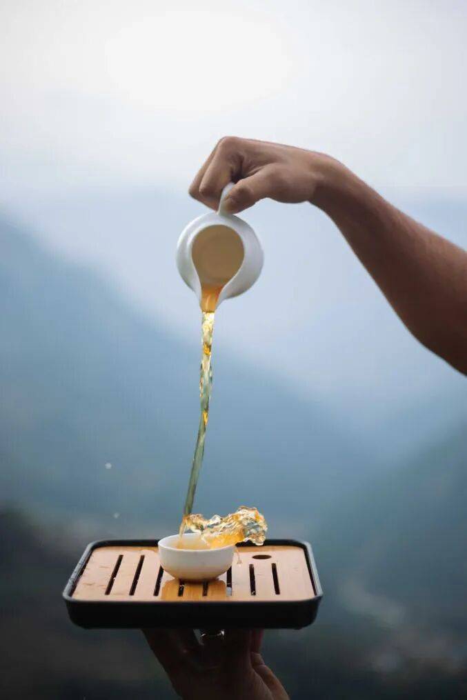 喝茶的人，身上有股藏不住的东西