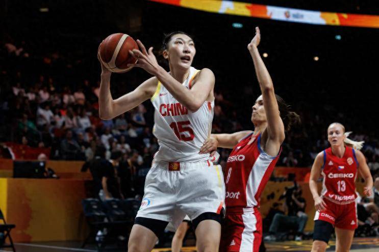 中国女篮半场落后捷克8分：三分2