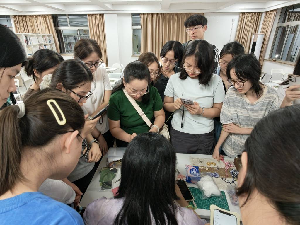 非遗+AI，上海市民艺术夜校首次进驻复旦大学
