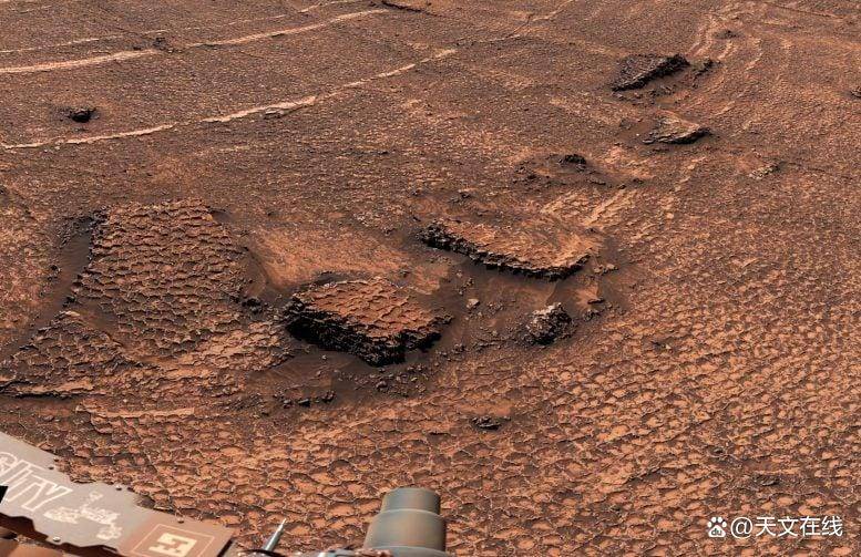 
        美国宇航局好奇号探测器在火星发现蜂巢地貌