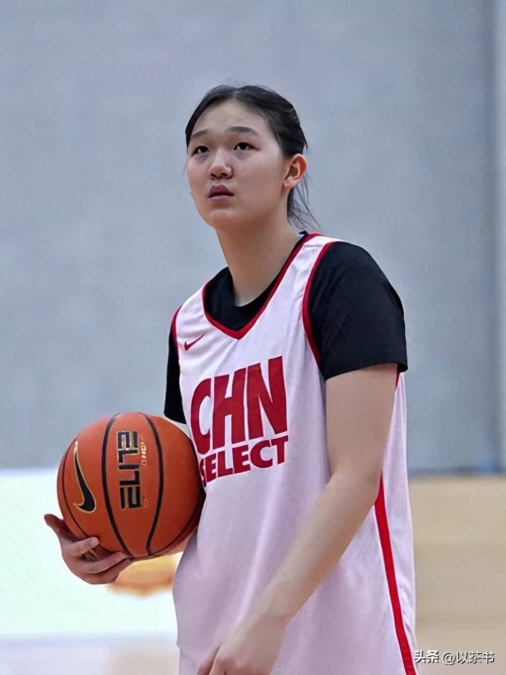 原来她才是李梦接班人，横空出世女篮天才，身高1米89持球型前锋