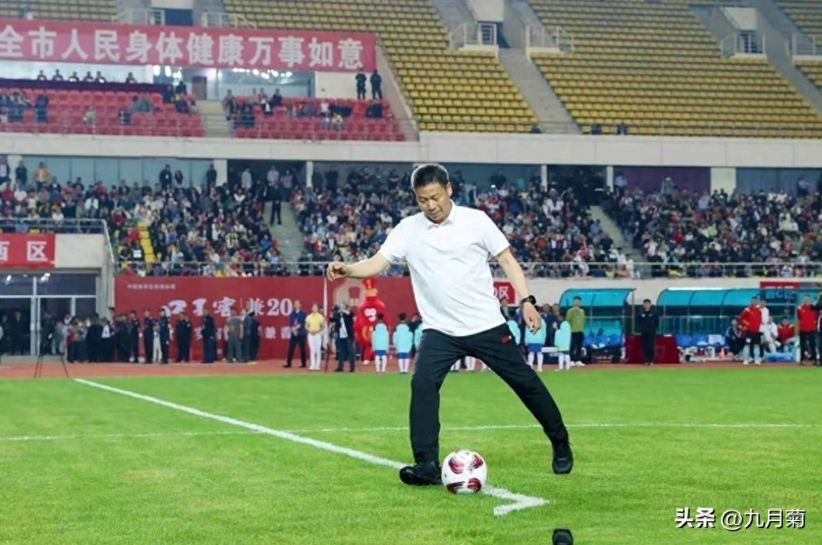 原来他俩是夫妻，丈夫是国足传奇，妻子大他5岁，有17枚乒乓奖牌