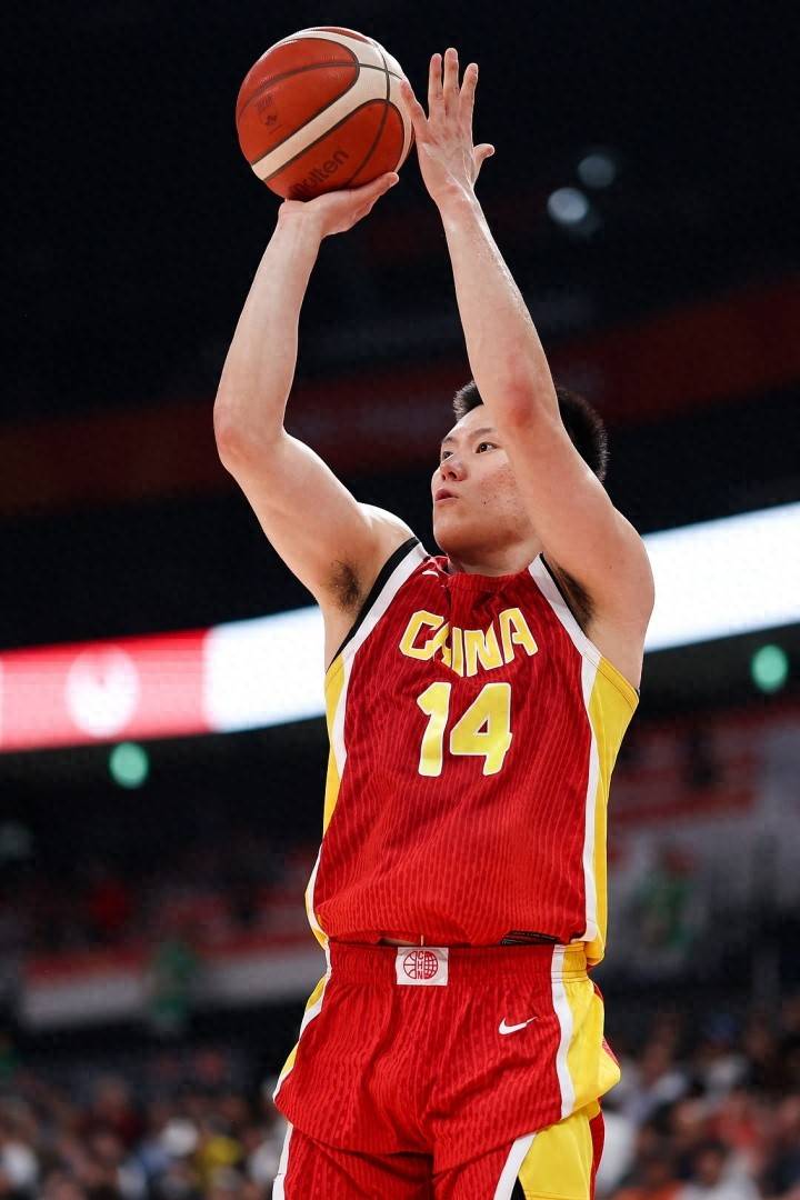 中国男篮对阵日本，两名球员复出，首发和轮换阵容将发生变化