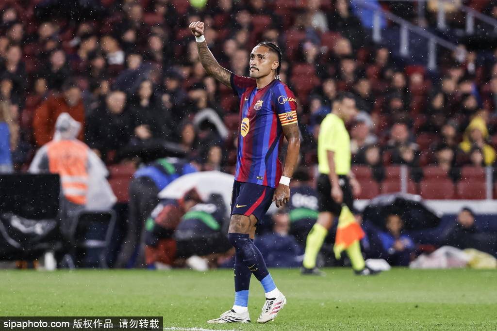 3-1逆转！巴萨在西甲的疯狂之夜：拉菲尼亚帽子戏法，稳坐榜首