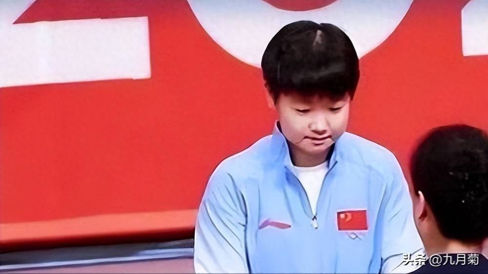 原来给孙颖莎颁奖的是她，羽坛传奇得13次世界冠军，如今身居高位
