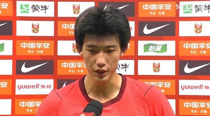 “国足0比5惨败却让17岁小将接受采访”，登上热搜