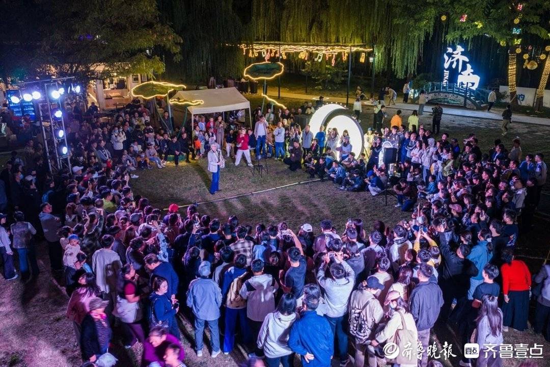 济南大明湖国庆夜,七旬大爷吹萨克斯版‘小苹果’,现场太火爆(图2) 济南大明湖国庆夜,七旬大爷吹萨克斯版‘小苹果’,现场太火爆(图2)