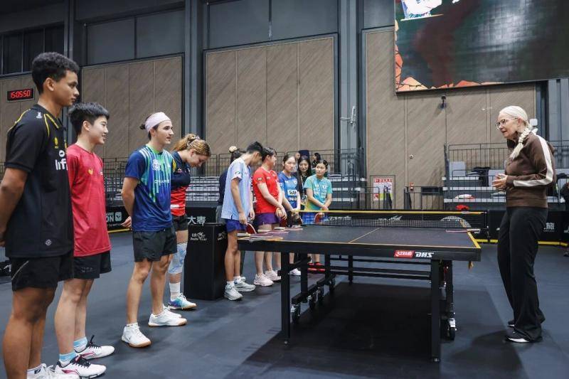 索林在WTT中国青少年大满贯会见未来之星