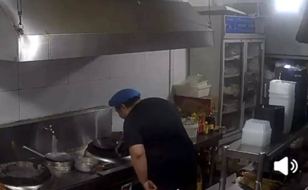 市监局通报烧烤店厨师吐漱口水
