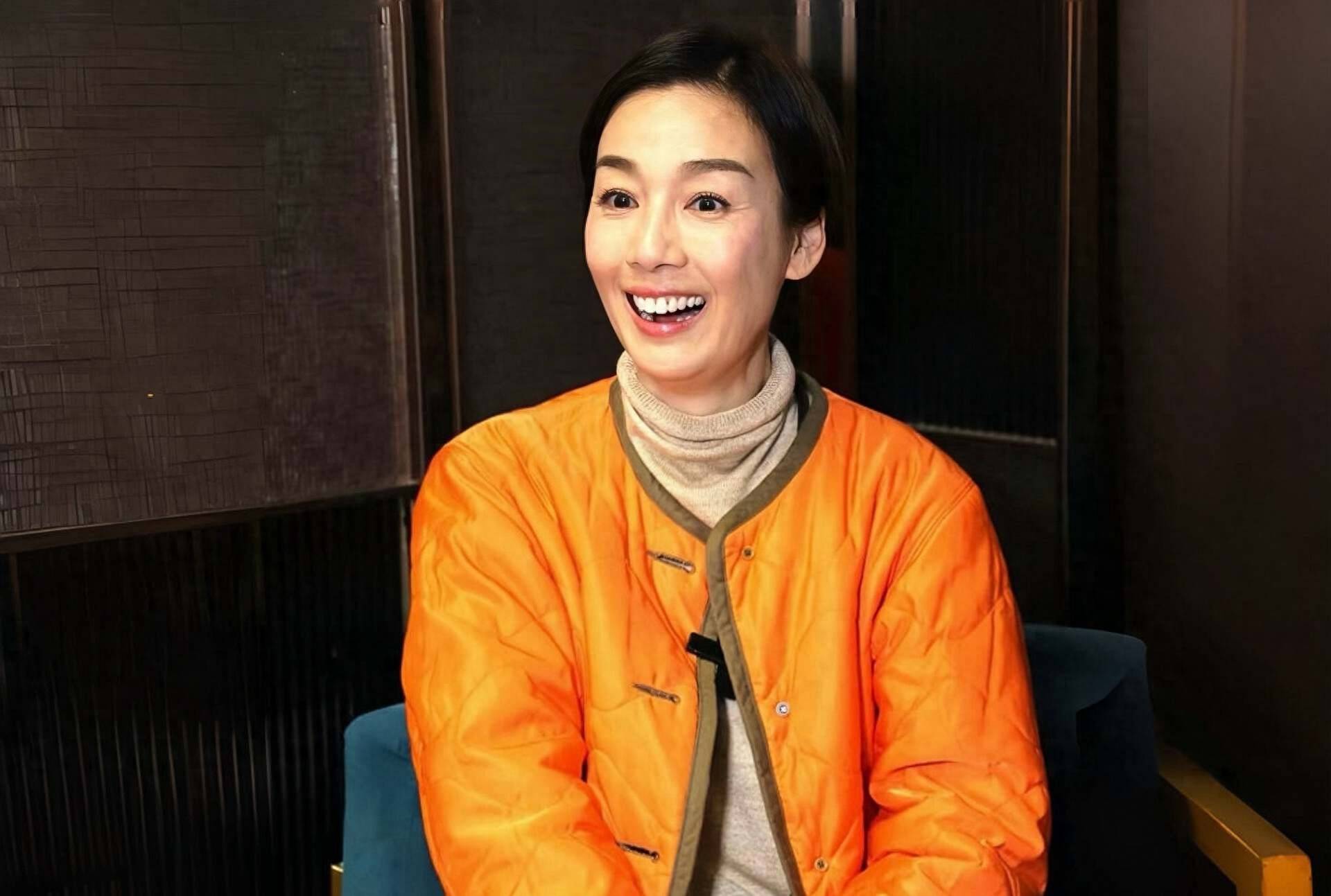突发!香港知名女星被炮轰拍节目迟到还作秀,镜头前后两模两样封面图